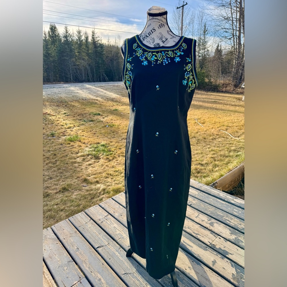 Jessica Elegant Black Midi Dress with Vibrant Embroidery